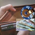 Persona controlla soldi nel portafoglio