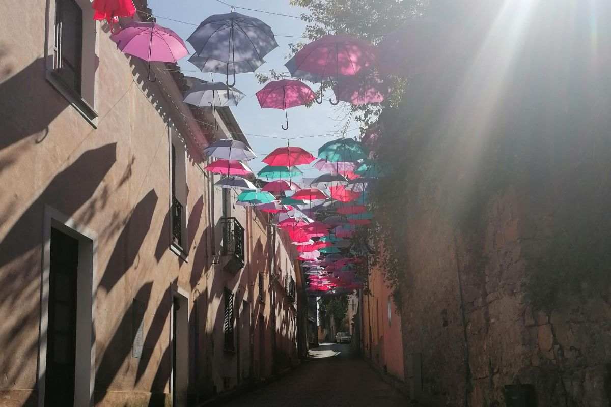 centro di sadali con ombrelli colorati per proteggere le persone dal sole
